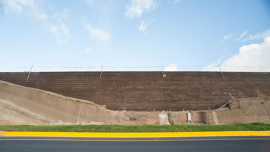 Muro de tierra armada con Geomalla, Pichincha.