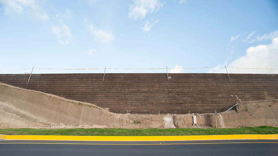 Muro de tierra armada con Geomalla, Pichincha.