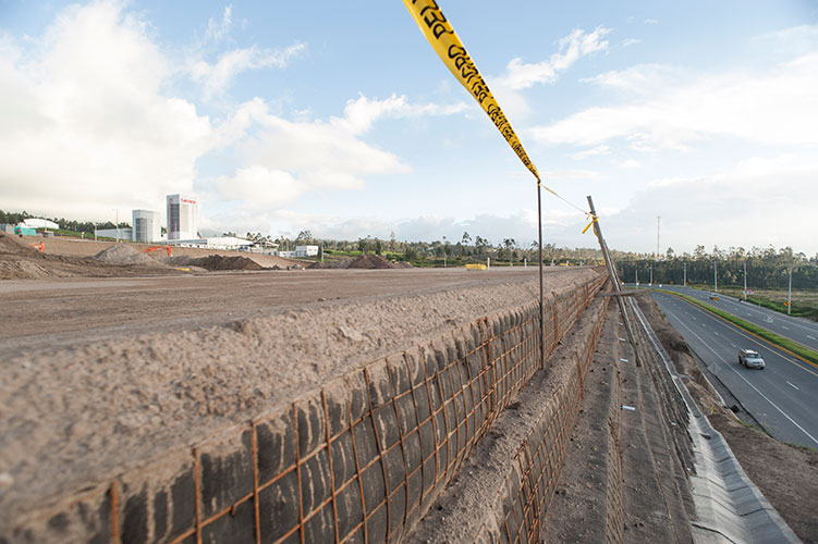 Muro de tierra armada con Geomalla, Pichincha.